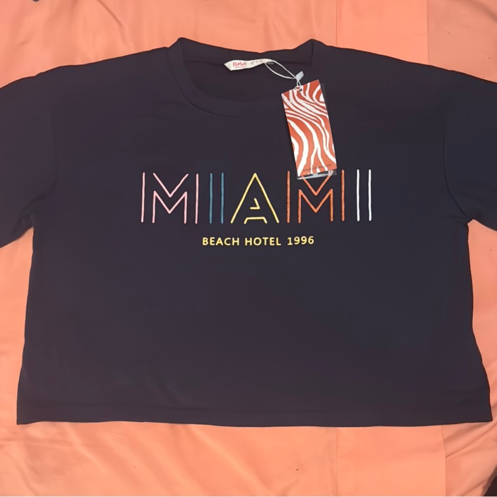 ROMWE Black Miami Beach Hotel 1996 Crop Top